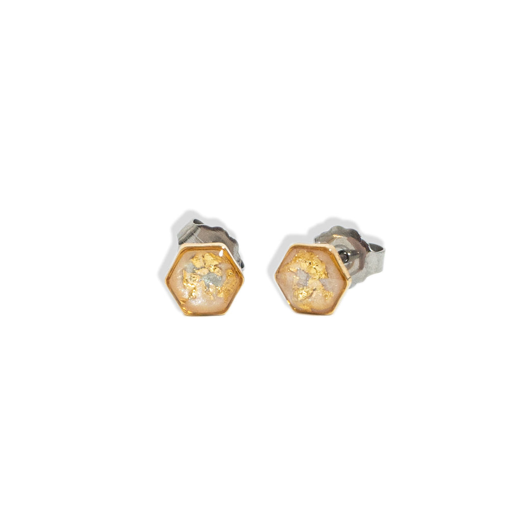 
                  
                    Small hexagon earrings in gold and pearl
                  
                